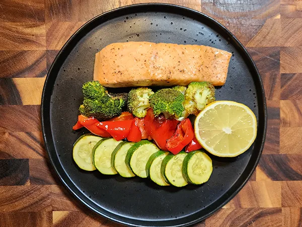 Sheet Pan Salmon and vegetables: 1 easy meal