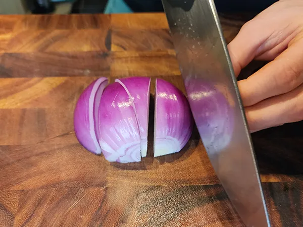 Cutting an onion into triangels