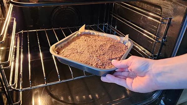 Putting brownie into the oven