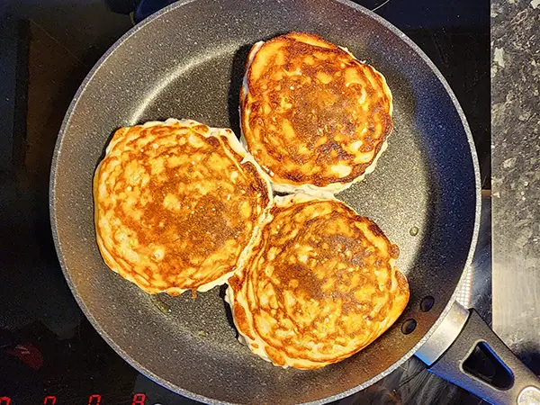 Cooking protein pancakes on the skillet