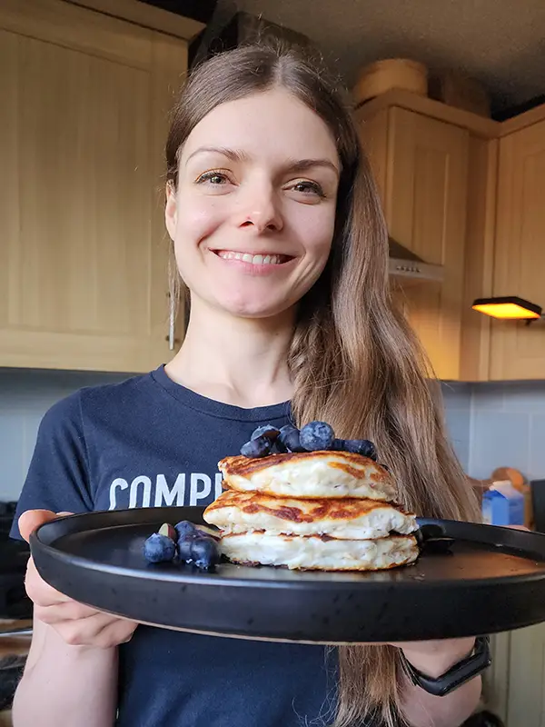 Woman with a plate in her hands of warm pancakes