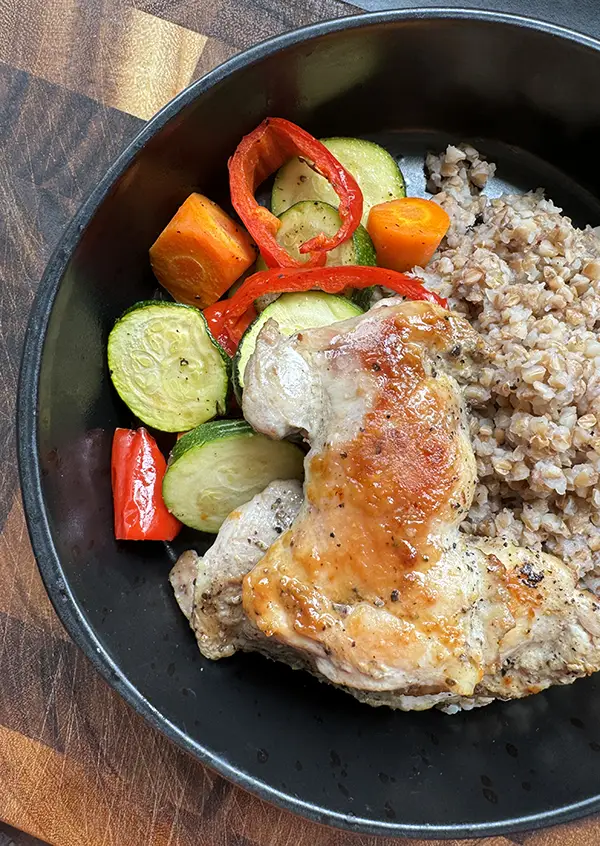 Chicken thigs with buckwheat and vegetables